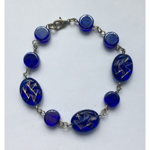 Armband met donkerblauwe glaskralen